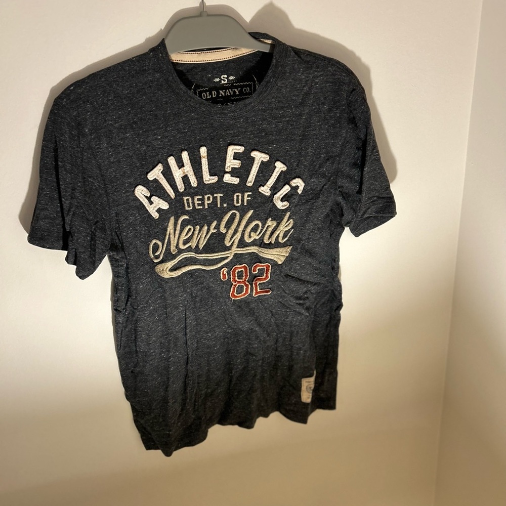 Old Navy S graphic tee